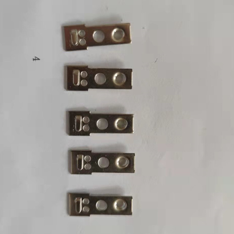 五金衝壓件廠裏（lǐ）普（pǔ）通衝孔模可衝裁的小孔徑 
